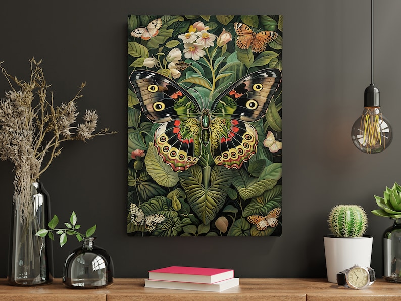 Op de afbeelding: Een grote, kleurrijke vlinder met zwarte, groene, gele en rode vleugels is omringd door groene bladeren en witte bloemen. De vlinder is het middelpunt van de afbeelding, met de bladeren en bloemen die een natuurlijke achtergrond vormen.