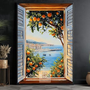 Op de afbeelding: Olieverfschilderij van een kustlandschap gezien door een raam met blauwe luiken. Het raam omlijst een levendig uitzicht op een baai met boten, gebouwen en een boom vol sinaasappels. Het kunstwerk is zwart omlijst.