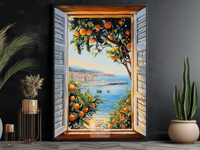 Op de afbeelding: Olieverfschilderij van een kustlandschap gezien door een raam met blauwe luiken. Het raam omlijst een levendig uitzicht op een baai met boten, gebouwen en een boom vol sinaasappels. Het kunstwerk is zwart omlijst.