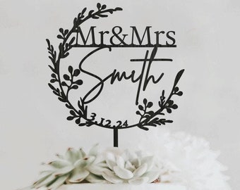 Adorno personalizado para pastel de bodas, corona floral con las iniciales Sr. y Sra., apellido y fecha.