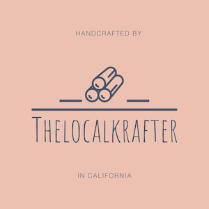 Pu&ograve; includere: Logo su sfondo color pesca. Il logo presenta il testo "HANDCRAFTED BY" sopra una grafica di tre tronchi. Sotto, il testo "THELOCALKRAFTER" e "IN CALIFORNIA". Il logo &egrave; blu scuro.