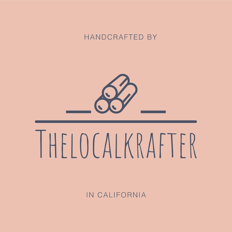 Pu&ograve; includere: Logo su sfondo color pesca. Il logo presenta il testo "HANDCRAFTED BY" sopra una grafica di tre tronchi. Sotto, il testo "THELOCALKRAFTER" e "IN CALIFORNIA". Il logo &egrave; blu scuro.