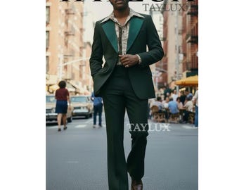 Pode incluir: Um fato verde escuro com uma camisa estampada e óculos de sol. O fato tem uma lapela larga e calças boca de sino. A palavra "TAYLUX" é impressa em branco na parte superior e inferior da imagem.