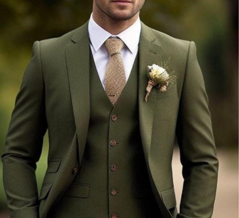 オリーブグリーンのメンズ3ピーススーツ | タキシードスタイル