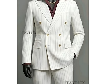 Può includere: Completo bianco a gessato nero, doppiopetto con bottoni dorati. Indossato con una camicia bordeaux. Il completo ha un design classico ed elegante. Il marchio "TAYLUX" è visibile nell'immagine.