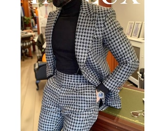 Può includere: Un completo a quadri pied-de-poule bianco e nero con blazer e pantaloni abbinati. L'abito è indossato sopra un dolcevita nero. L'immagine include il testo "TAYLUX" negli angoli in alto a sinistra e in basso a destra.