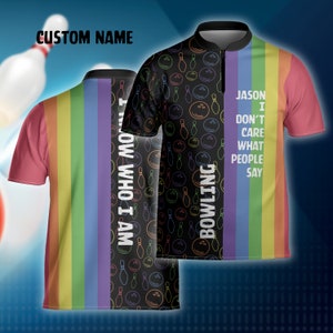 Può includere: Una maglia da bowling nera con una striscia arcobaleno sul lato. La parte posteriore della maglia dice "So chi sono" e la parte anteriore dice "Jason, non mi importa quello che dice la gente".