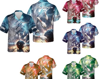 Op de afbeelding: Een collectie bowlinghemden met korte mouwen in verschillende kleuren, waaronder blauw, rood en groen. Elk shirt toont een bowling scene met kegels, een bal en de tekst "Team Name" en "BOW". De tekst "COLOR OPTIONS" staat bovenaan.