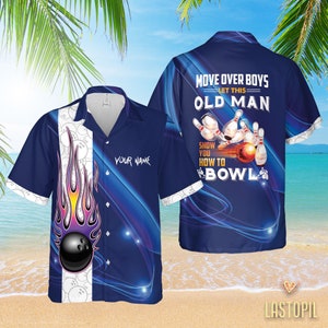 Könnte beinhalten: Ein blaues und weißes Hawaiihemd mit Bowling-Motiv. Die Vorderseite des Hemdes zeigt eine Bowlingkugel mit Flammen und den Text "Your Name". Die Rückseite des Hemdes zeigt den Text "Move Over Boys - Let This Old Man Show You How To Bowl" mit einer Bowlingkugel und Kegeln.