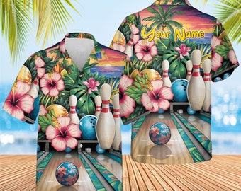 Op de afbeelding: Een kleurrijk Hawaïaans overhemd met een bowlingthema. Het overhemd heeft een bowlingbaan met kegels en een bowlingbal, samen met tropische bloemen en palmbomen. De tekst "Your Name" is op het overhemd gedrukt.