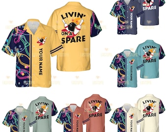 Op de afbeelding: Een set van zes bowling-thema Hawaiiaanse shirts met verschillende kleur opties. De shirts hebben een bowlingbal en kegels met de tekst "Livin' on a Spare".