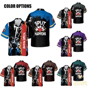 Può includere: Camicie a tema bowling in vari colori, tra cui blu, nero e rosso. Ogni camicia presenta una grafica di palla da bowling e il testo "SPLIT HAPPENS" sul retro. La parte anteriore ha una striscia rossa verticale con "YOUR NAME".