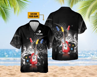 Peut inclure: Chemise à manches courtes à motif noir et blanc avec un graphique de guitares électriques, de haut-parleurs et de notes de musique. La chemise a un col boutonné et une poche sur le côté gauche. Le texte "CUSTOM YOUR NAME" est sur une étiquette jaune et le texte "YOUR NAME" est sur la chemise.
