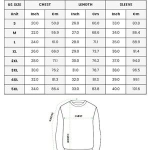 Op de afbeelding: Een witte tabel met zwarte tekst met details over de afmetingen van truien in inches en centimeters. De tabel bevat maten S tot en met 5XL, met borst-, lengte- en mouwmaten. De tekst "ALL OVER PRINT SWEATER" staat bovenaan. Onderaan staat een trui-diagram.