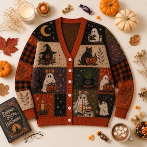 Könnte beinhalten: Eine langärmelige Strickjacke mit V-Ausschnitt und Patchwork-Design mit Halloween-Motiven wie Geistern, einer schwarzen Katze, Kürbissen, einem Kessel und einer Mondsichel. Das Strickkleidungsstück hat einen rostfarbenen Saum und weiße Knöpfe.