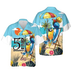 Peut inclure: Une chemise hawaïenne bleue et blanche avec une scène de plage tropicale représentant des perroquets, des palmiers et le texte "It's 5 O'Clock Somewhere".