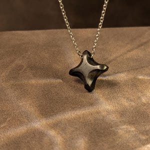 Collier étoile en bois d'ébène chaine acier inox, série Les Perséïdes