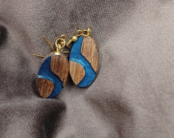 Knife-carved walnut wood earrings - Oval shape with a blue river in the middle - Etsir - unique model