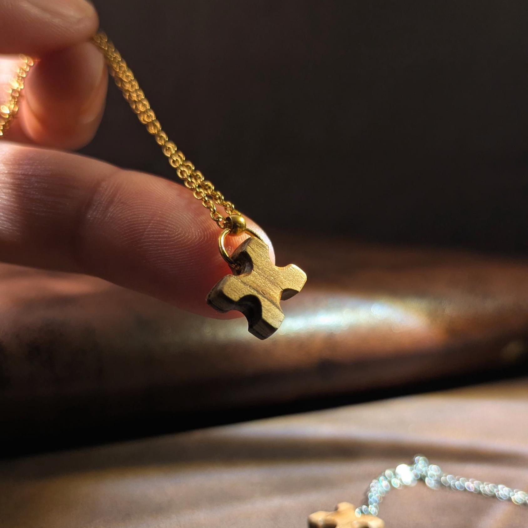 SHERCHPRY Collier Croix en Bois de Noyer Brun Clair Pendentif Sculpté à