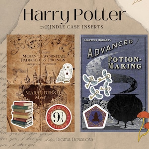 Puede incluir: Dos imágenes digitales imprimibles para insertos de funda Kindle con temas de Harry Potter. La primera imagen es un mapa con el texto "Marauder's Map" y "King's Cross 9 3/4 Platform". La segunda imagen es un libro azul con el texto "Libatius Borage's Advanced Potion-Making".