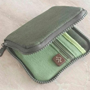 Carteira de lona verde-sálvia e oliva – porta-cartões feito à mão com inspiração na natureza e bolso para moedas com zíper