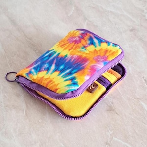 Carteira colorida feita à mão com design psicodélico tie-dye