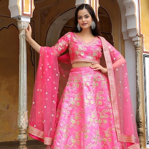 Różowa cekinowa lehenga choli z Zari: jedwabna, indyjska suknia ślubna