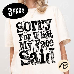 Pu&ograve; includere: T-shirt color crema con la scritta "SORRY For What My Face Said" in grassetto nero. Il design include stelle e dettagli a scacchiera. L'immagine include anche un cerchio nero con la scritta "3 PNGs".