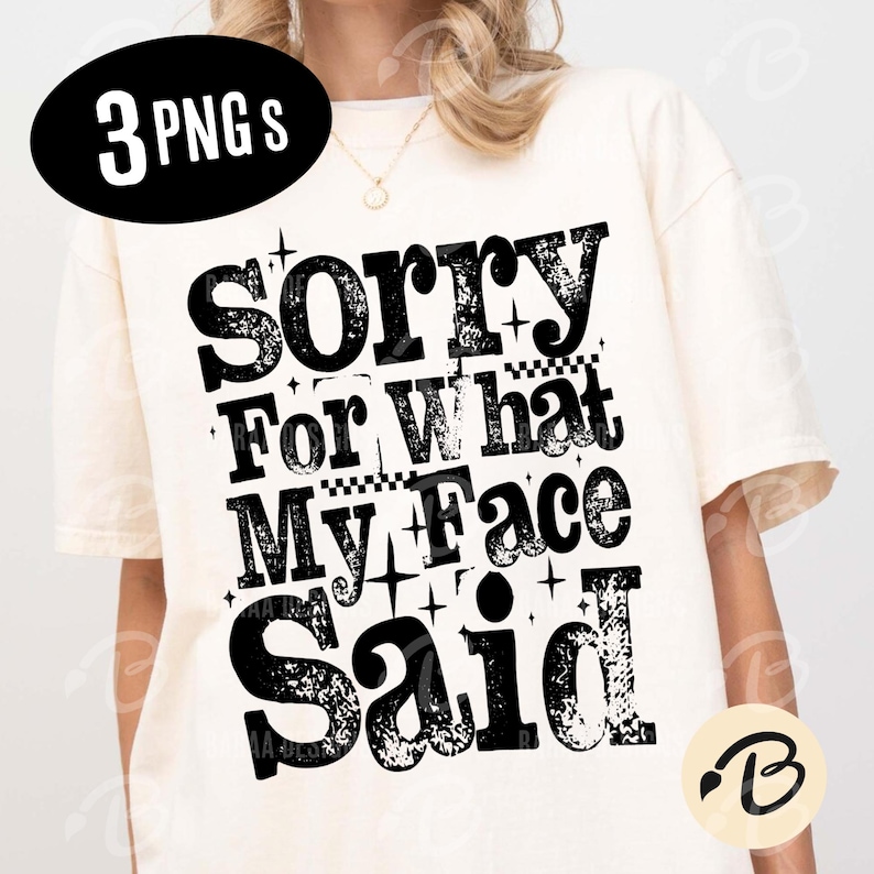 Pu&ograve; includere: T-shirt color crema con la scritta "SORRY For What My Face Said" in grassetto nero. Il design include stelle e dettagli a scacchiera. L'immagine include anche un cerchio nero con la scritta "3 PNGs".