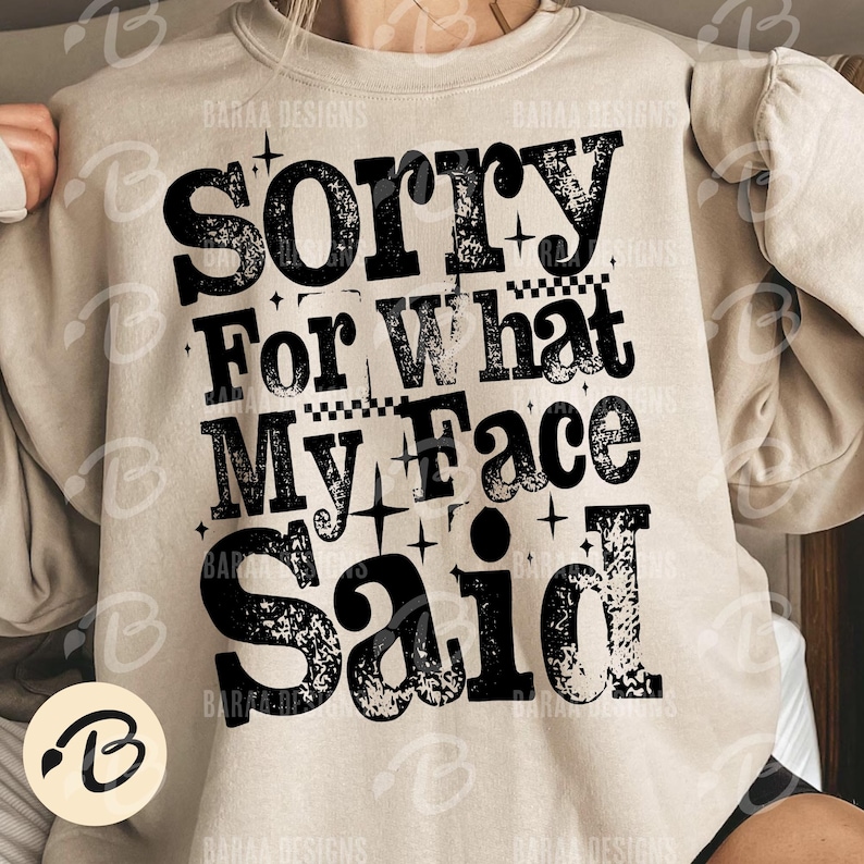 Pu&ograve; includere: Felpa beige con la scritta nera e audace "Sorry For What My Face Said". Il design include stelle e motivi a scacchi. Il logo del marchio &egrave; visibile in basso a sinistra.