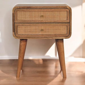 Modern rotan nachtkastje uit het midden van de eeuw met Scandinavische poten