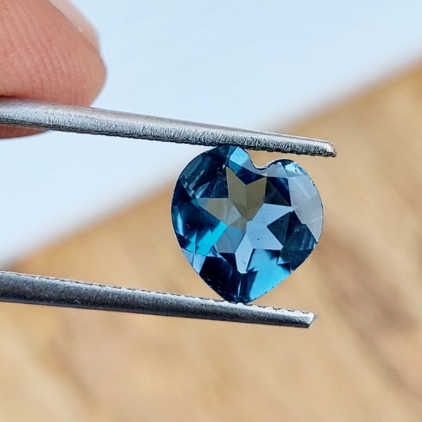 Topaze de Londres en forme de coeur, taille 8,5 mm, couleur bleue, taille de bague, loupe de qualité, propre pour la fabrication de boucles d'oreilles et de bijoux, de topazes de Londres.