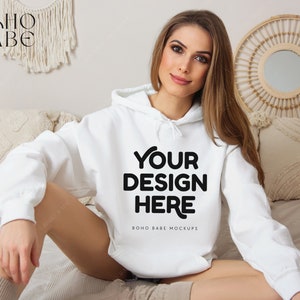 以下が含まれることがあります： 前面に「YOUR DESIGN HERE」と「BOHO BABE MOCKUPS」の文字がプリントされた白いパーカー