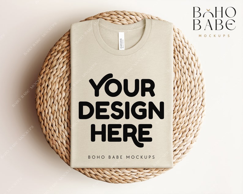 Może przedstawiać: Makieta beżowej koszulki z nadrukiem "YOUR DESIGN HERE" i "BOHO BABE MOCKUPS" na tle plecionej powierzchni z wikliny.