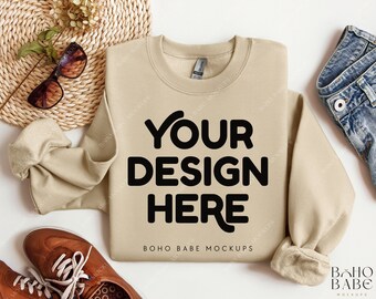 Gildan 18000 Maquette pliée - Sable | Maquette Boho Flat Lay, maquette de sweat-shirt plié, maquette de pull G18000, Gildan Crewneck 18000 Sand POD