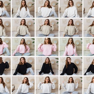 Pode incluir: Uma cole&ccedil;&atilde;o de 10 sweatshirts de diferentes cores, cada uma mostrada em uma modelo sentada em uma cama. As sweatshirts s&atilde;o todas de gola redonda e manga comprida. As cores incluem branco, bege, rosa, preto e cinza.