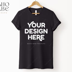BLACK Bella Canvas 3001 Mockup | Boho Wiszący T-shirt Prawdziwy Mockup, Unisex Tee na Wieszaku Zdjęcie POD Proste Czyste Białe Tło Svg