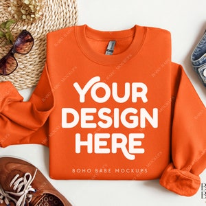 Gildan 18000 Mockup Gefaltet - Orange | Boho Gildan Flat Lay Mockup, Gildan Gefaltetes Sweatshirt Mockup, Pullover Mockup, Gildan Crewneck
