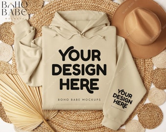 SAND Gildan 18500 Maqueta de sudadera con capucha de manga / Impresión de puño de muñeca izquierda, Mock de diseño de bolsillo, Plantilla de foto de sudadera con capucha doblada, POD Boho Flat Lay