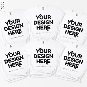 以下が含まれることがあります： 白い表面に積み重ねられた白いTシャツ6枚。各Tシャツには、前面に黒い文字で「YOUR DESIGN HERE」と印刷されています。「BOHO BABE MOCKUPS」という文字が、メインの文字の下に小さな黒い文字で印刷されています。