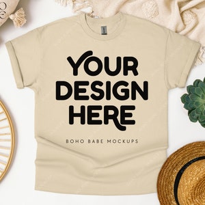 Gildan 5000 SAND Mockup, Gildan 5000 flat lay t-shirt-mockups, boho flat lay skjortmock, Gildan kraftig bomull unisex t-shirt flat lay
