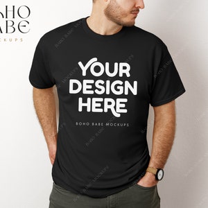 Könnte beinhalten: Ein schwarzes T-Shirt mit dem Text "YOUR DESIGN HERE" in Weiß. Das Shirt ist ein Mockup für ein Designprojekt.