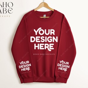 GARNET Röd Gildan 18000 Ärmtröja Mockup | Tryck på vänster manschett, Mockup på höger handled, Hängande tröja med foto, POD Boho Rundkrage Vit Vägg
