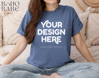 BLUE JEAN Comfort Colors 1717 モデル モックアップ、ボヘミアン T シャツ モックアップ、女性モデル シャツ モック、ライフスタイル女性の写真テンプレート、POD T シャツ フラットレイ