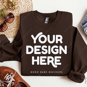 Maqueta Gildan 18000 plegada - Maqueta de chocolate oscuro / Boho Flat Lay, Maqueta de sudadera plegada Gildan, Maqueta de jersey, Cuello redondo Gildan