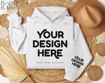 BLANCO Gildan 18500 Maqueta de sudadera con capucha de manga / Impresión de puño de muñeca izquierda, Mock de diseño de bolsillo, Plantilla de foto de sudadera con capucha doblada, POD Boho Flat Lay