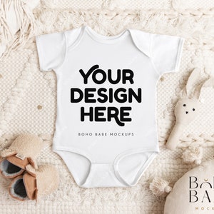 Kaninskinn 4424 VIT | Kortärmad babybody för spädbarn, tom flatlay för barn, könsneutral mockup för pojke och flicka, POD Boho Design Svg