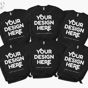 Könnte beinhalten: Fünf schwarze T-Shirts mit dem Text "Your Design Here" in weiß auf der Vorderseite. Die Shirts liegen übereinander, wobei der Text zum Betrachter zeigt.