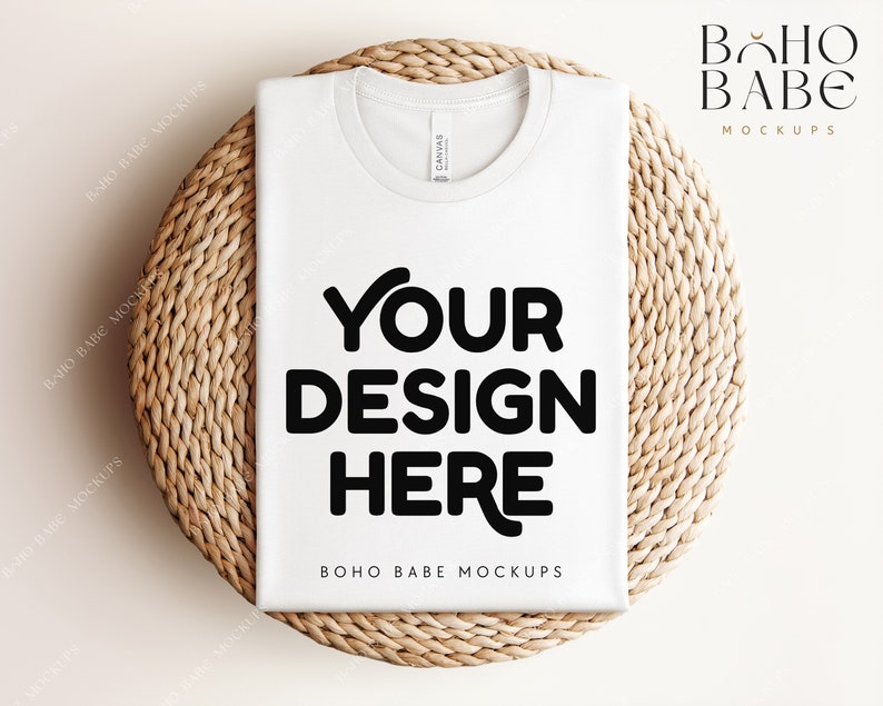 Może przedstawiać: Biała koszulka mockupowa na okrągłej plecionej macie z tekstem "YOUR DESIGN HERE" i "BOHO BABE MOCKUPS" nadrukowanym na koszulce.