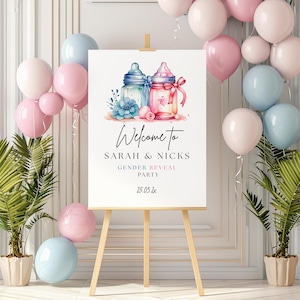 Puede incluir: Bienvenido a la fiesta de revelación de género de Sarah y Nick. El cartel tiene una ilustración de acuarela de dos biberones, uno azul y otro rosa, con flores y cintas. La fecha de la fiesta es el 25.03.2x.